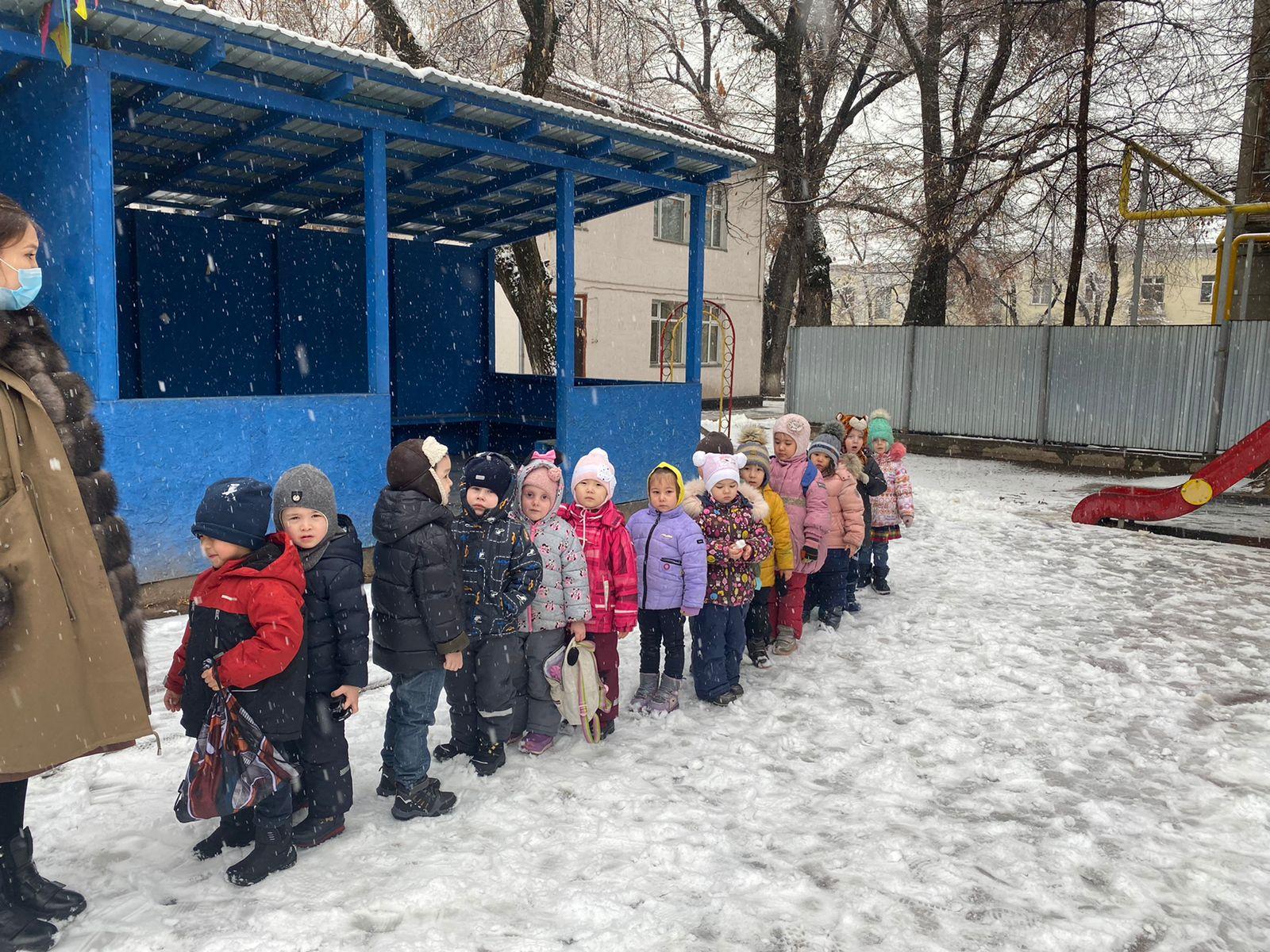 Баланың өмірінде серуендеу маңызды орын алады        Прогулка в жизни ребенка занимает важное место.